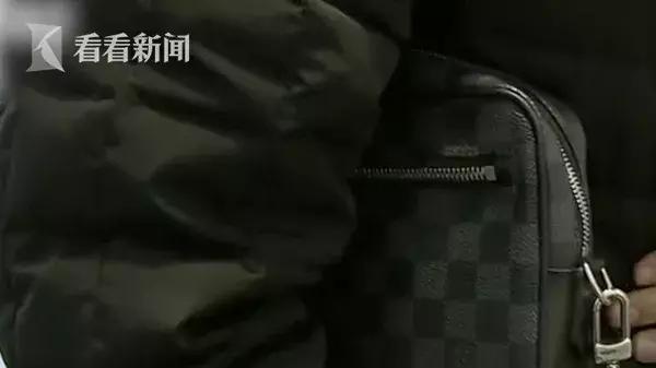 lv包为什么瑕疵这么多,10年不褪色的lv包是真的吗