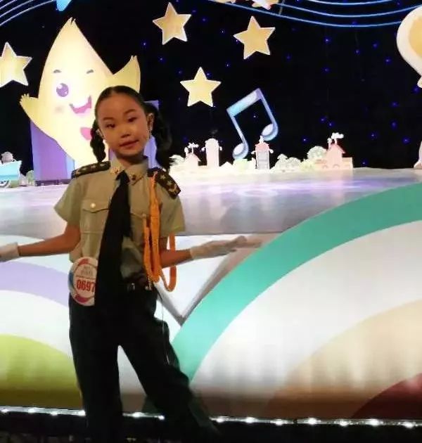 幼儿园小主播播报妈妈我爱你,母亲节小主播节目