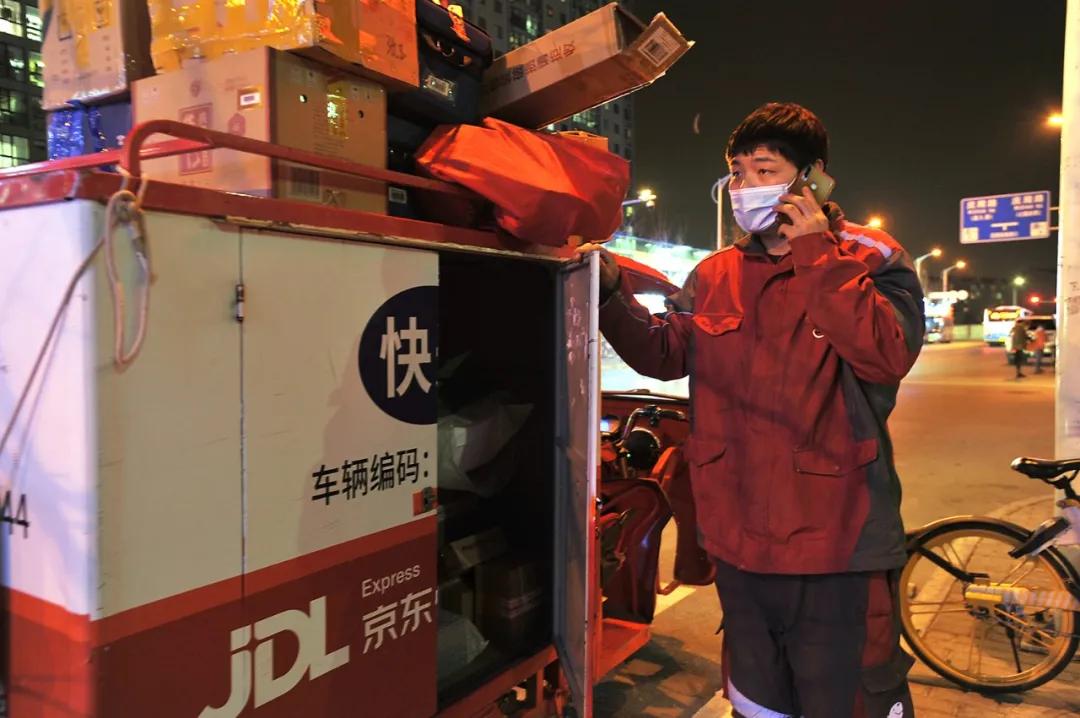 “外卖一哥”变身“京东小哥”，一天派送300件，王东东的除夕忙到新年凌晨三点