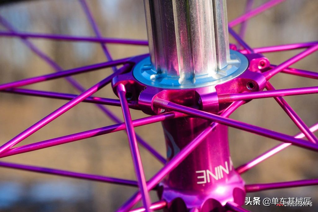 是什么赋予了这对轮组如此僵硬的骑行体验？是骚气的玫红色吗？