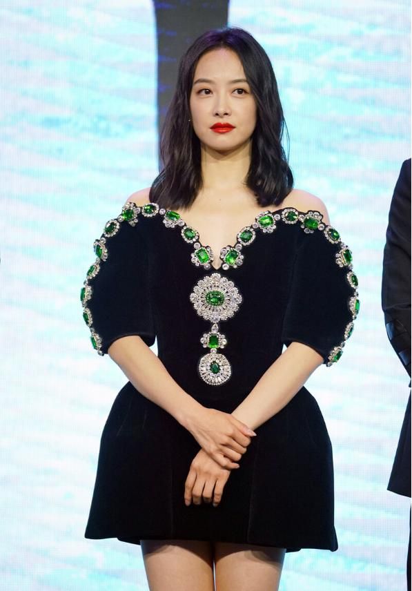 宋茜穿闪钻黑色抹胸礼服裙出镜 (宋茜穿深v吊带裙秀身材)