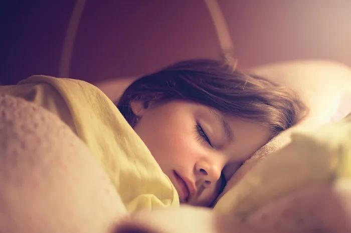 如何纠正宝宝“黑白颠倒”，用对这4招，一治一个准…