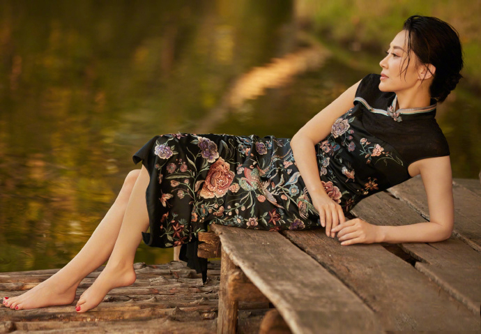 中国穿旗袍最好看的女明星许晴,51岁许晴风情万种