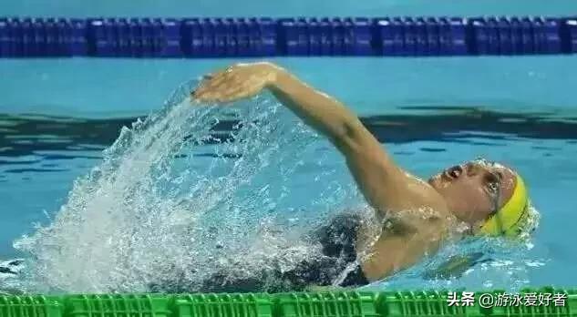 仰泳蹬腿如何不呛水,仰泳转身才不会呛水