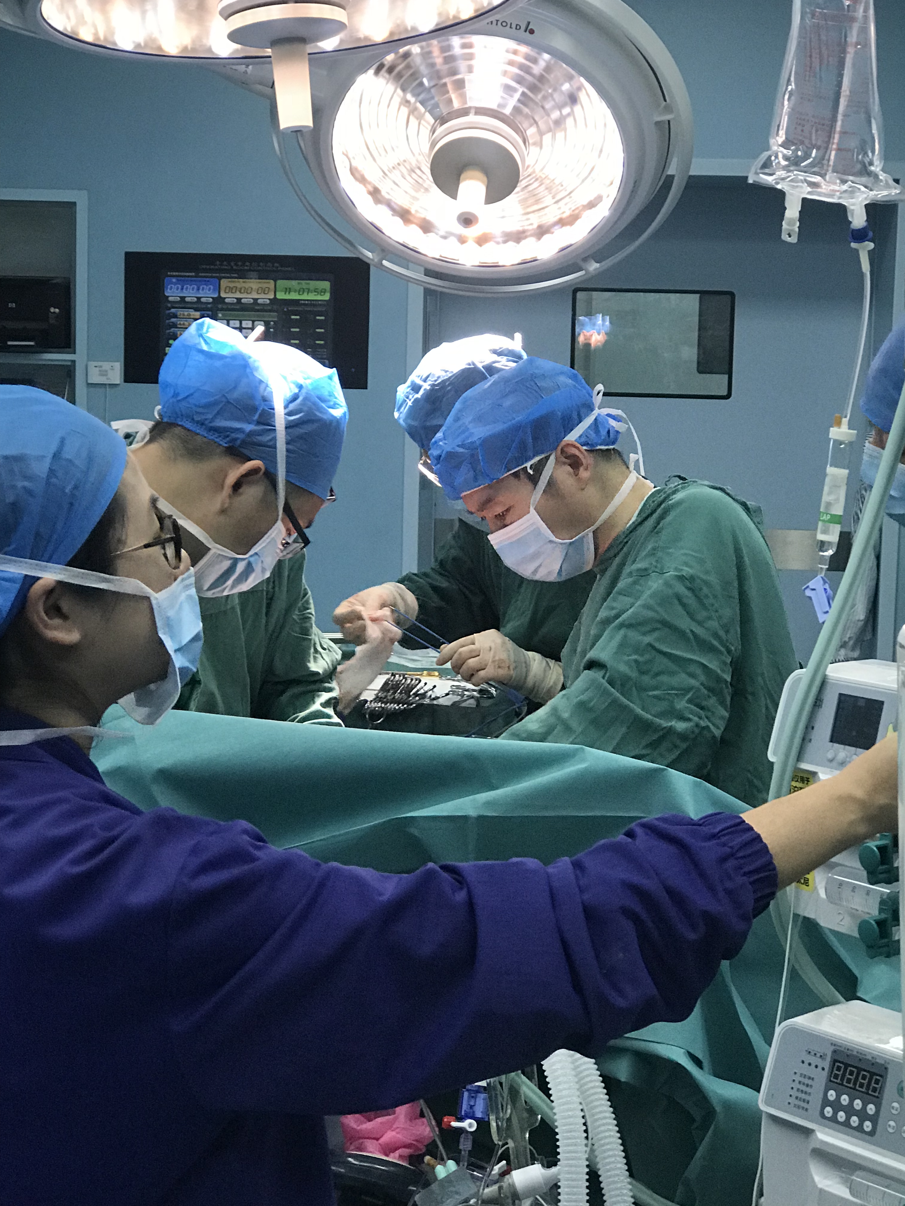 20名专家联手9小时切除罕见肿瘤,顶尖专家切除肝脏肿瘤