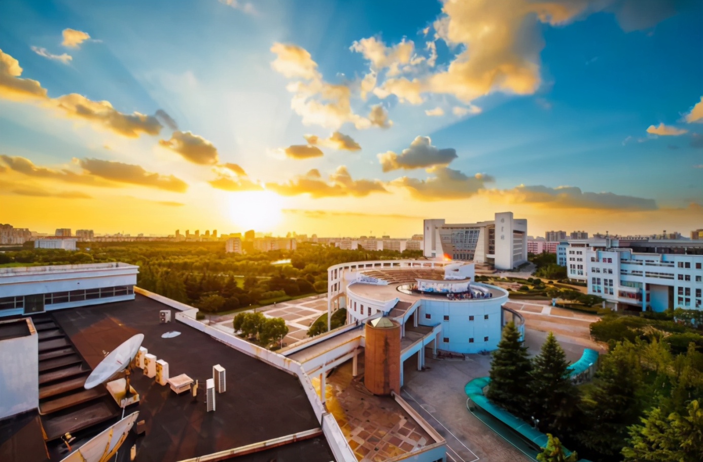 中国*产党共**创办的第一所高等学府，以城市名字命名，孙中山、毛*东泽**直接关怀！