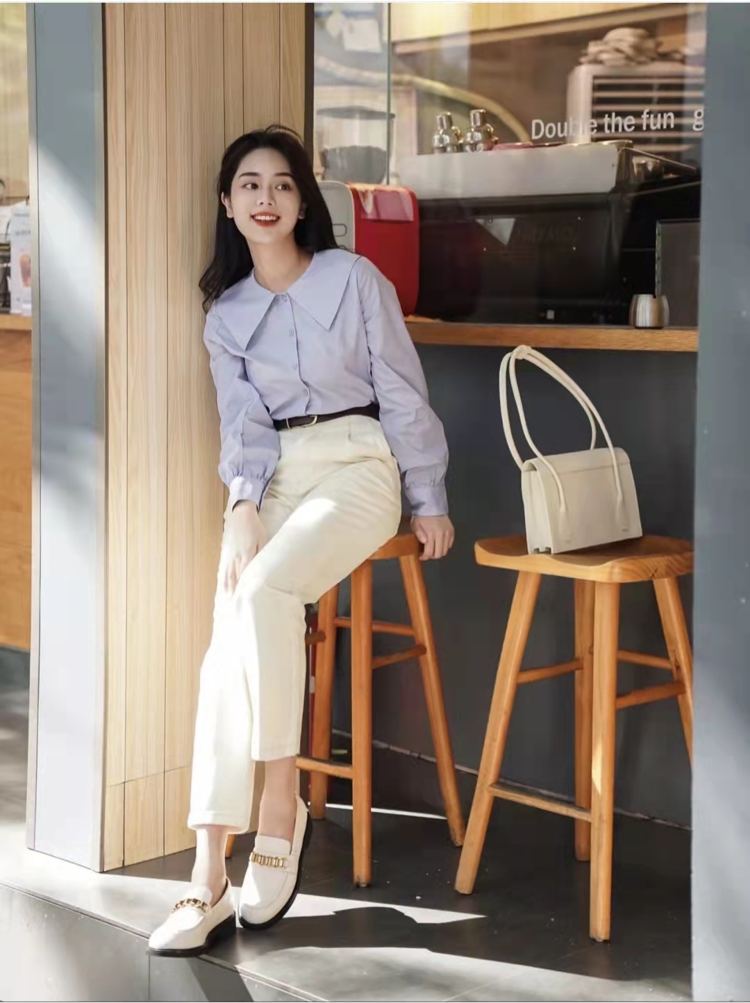 秋天白色裤子配什么颜色上衣好看