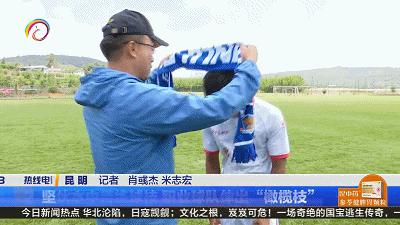 云南小伙在河里苦练足球,农村小伙练篮球