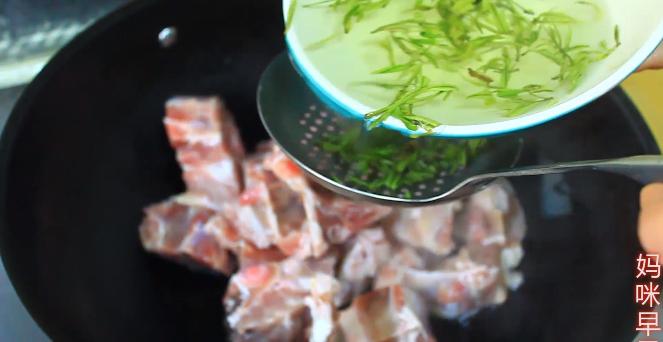 羊肉汤熬出来有异味怎么回事,羊肉汤有点发绿是姜放多了吗