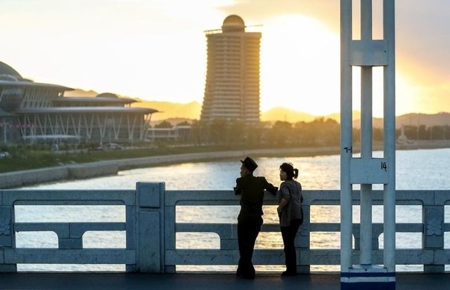 邂逅朝鲜街头谈恋爱的，姑娘不愿意嫁给外国人