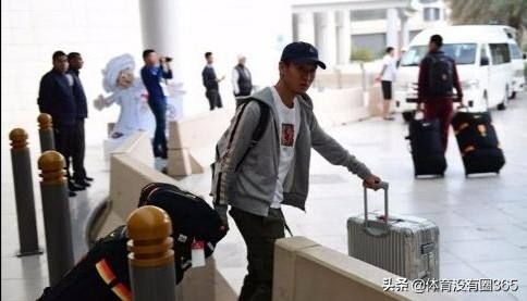 国脚返程,足球球员离队的瞬间