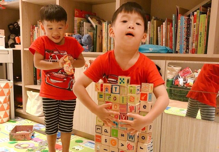 范玮琪双胞胎儿子抱在一起好温馨,范玮琪的双胞胎儿子