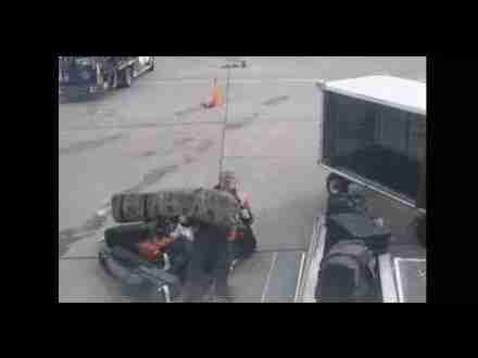 女子国外托运，8万块奢侈品被偷得一件不剩，疑机场人员联手作案