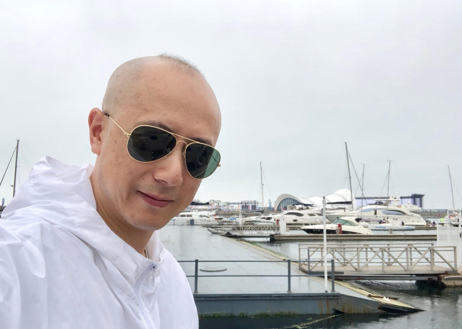 东北小伙靠视频赚了一百万,东北男子靠解说汽车赚500万元