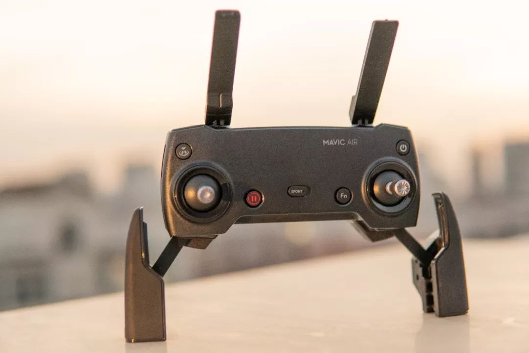 大疆“御”MavicAir，你见过可以塞进口袋的随行无人机吗？
