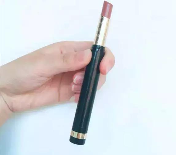 还在靠大红唇来提升气场？想做女王，裸色唇膏一样能做到