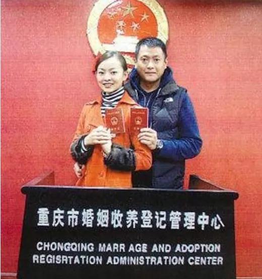 男星劈腿娶小20岁大学生，婚后却被多次出轨，网友：这就是报应