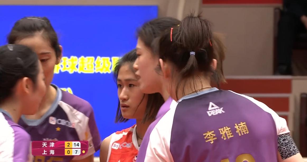 攻手扣球找球,姚迪传球给朱婷