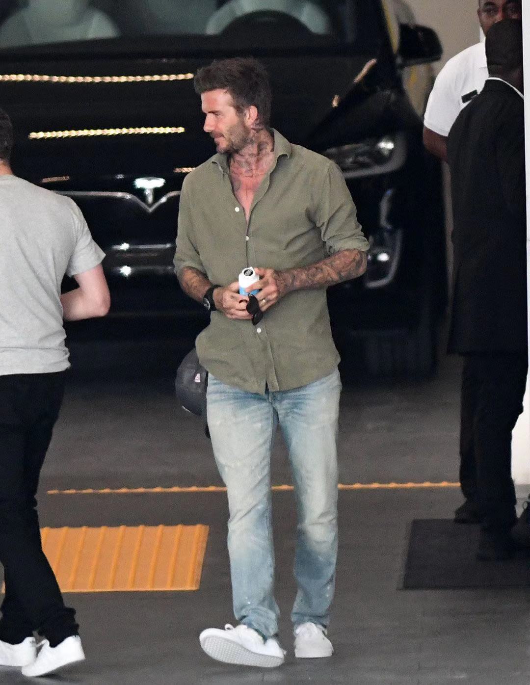 贝克汉姆罗圈腿,贝克汉姆黑西裤踢足球