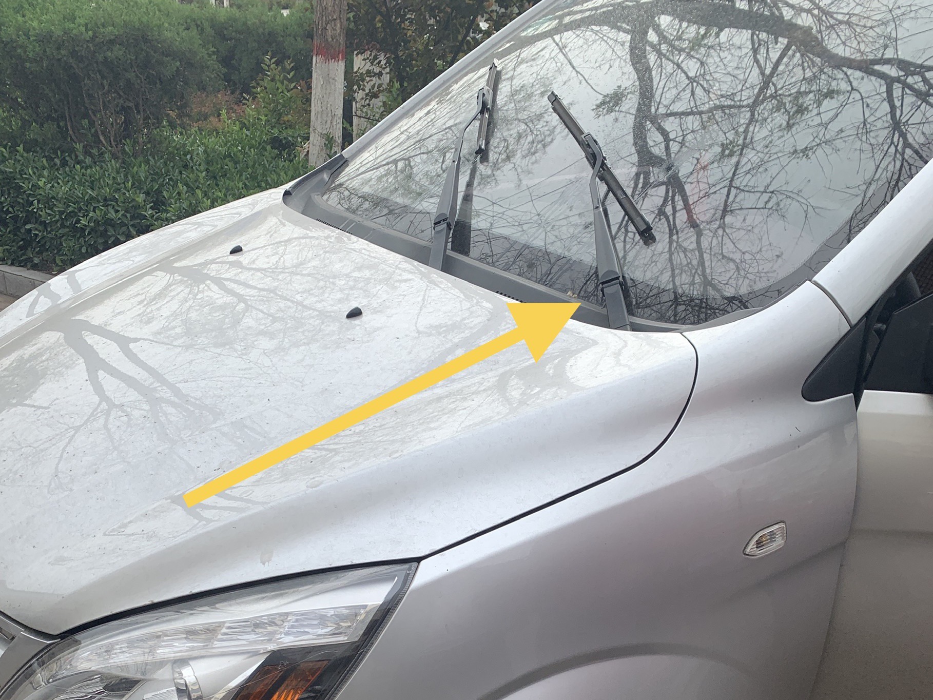 汽车雨刷器卡住了,雨刷臂压不住玻璃