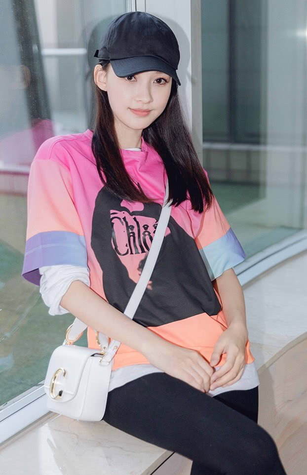 孙怡是认真的吗，竟在脚上画2根红线来代替鞋子？令人笑喷了