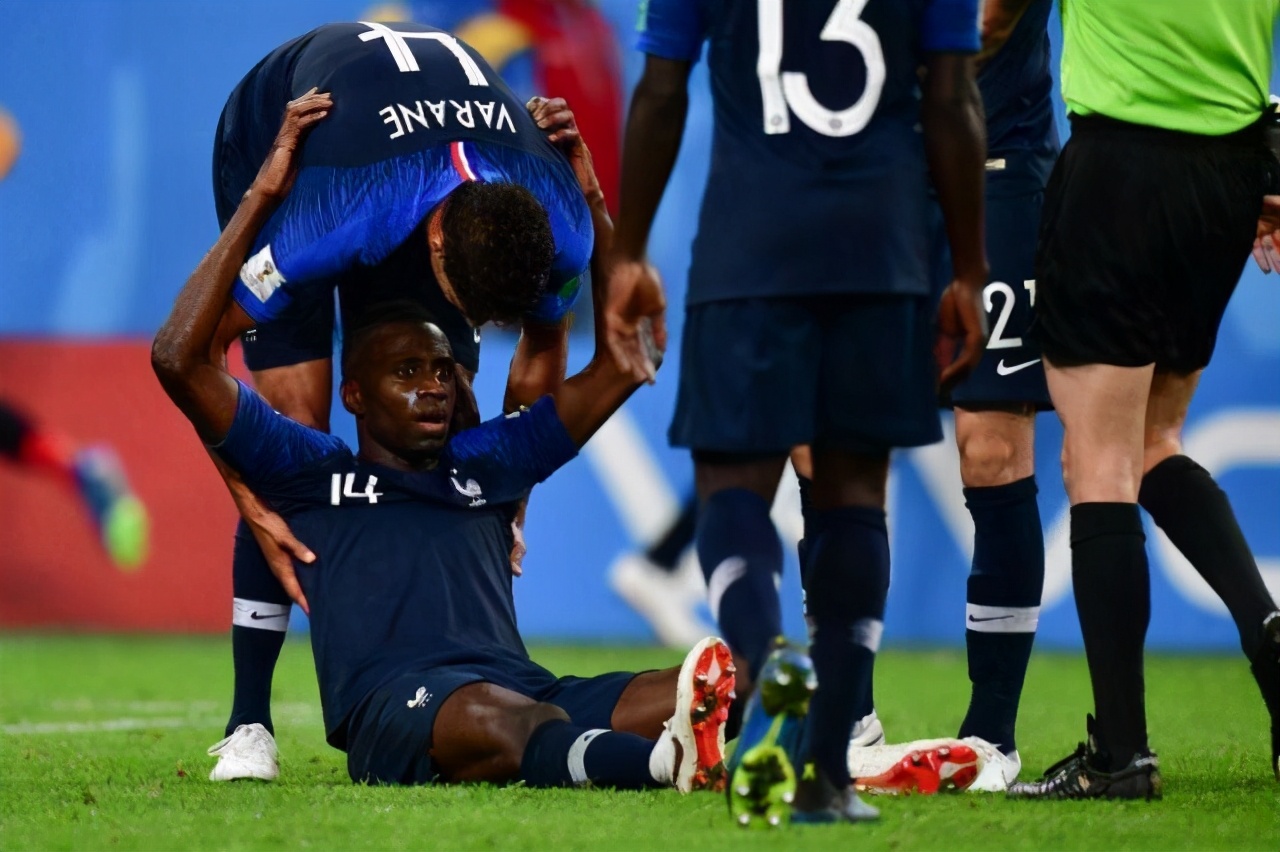 踢足球很容易伤到膝盖,踢足球常受的伤