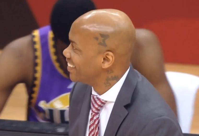 北控遭争议判罚！对手逃过一劫，马布里摇头苦笑+冲裁判喊话