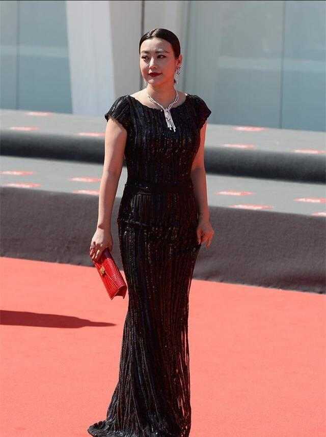 郝蕾身材真有料,穿黑色蕾丝上衣搭配白色半身裙,身材凹凸有致