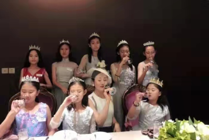 名媛速成班小孩,少儿名媛速成班走红10天收费10万