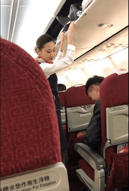 东北小伙调侃空姐搞笑视频,男子飞机上调侃空姐