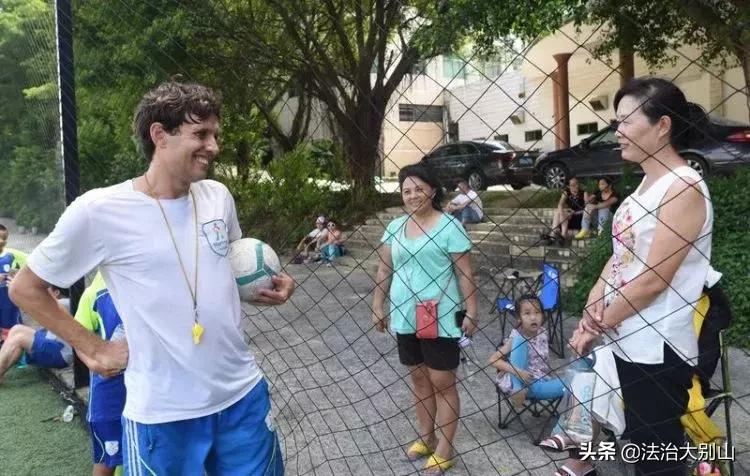 长着外国脸的中国小孩,长着中国脸的外国足球运动员