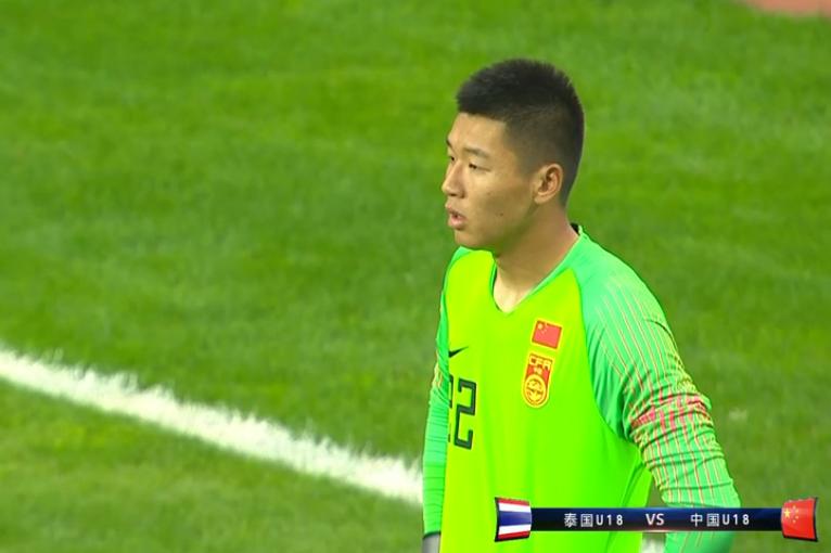 停球失误中国队,足球史上最变态的停球停8米