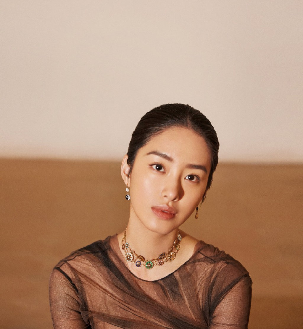 她演《芳华》迅速走红，今穿千鸟格露肩上衣配透视裙，复古高级