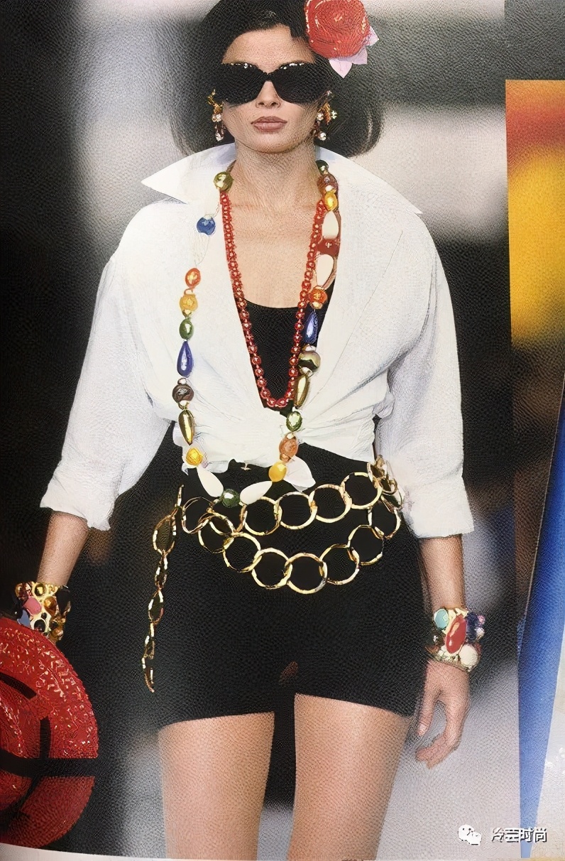 项链的活动扣佩戴方法,项链的佩戴要讲究八大搭配技巧