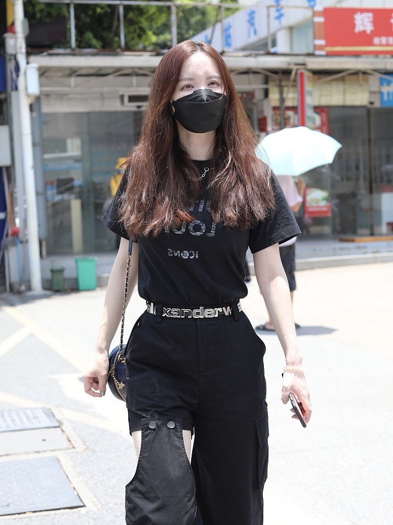 张萌也不好好穿衣，穿工装裤挖个大洞，网友：看着好少女