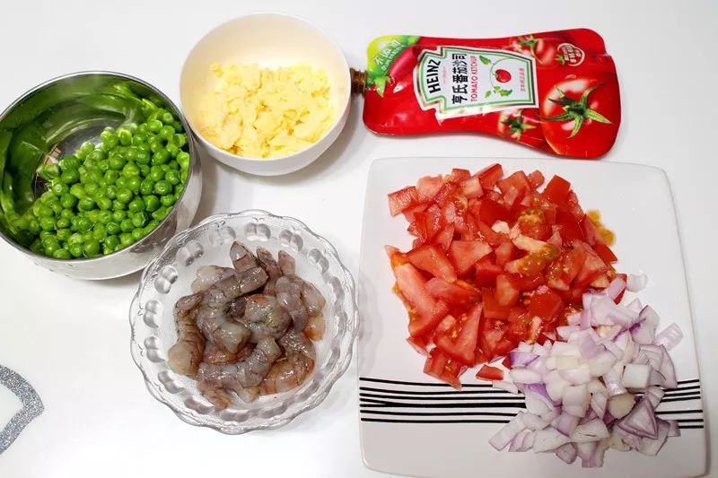 在家做的披萨简单的做法,自己在家做的披萨做法