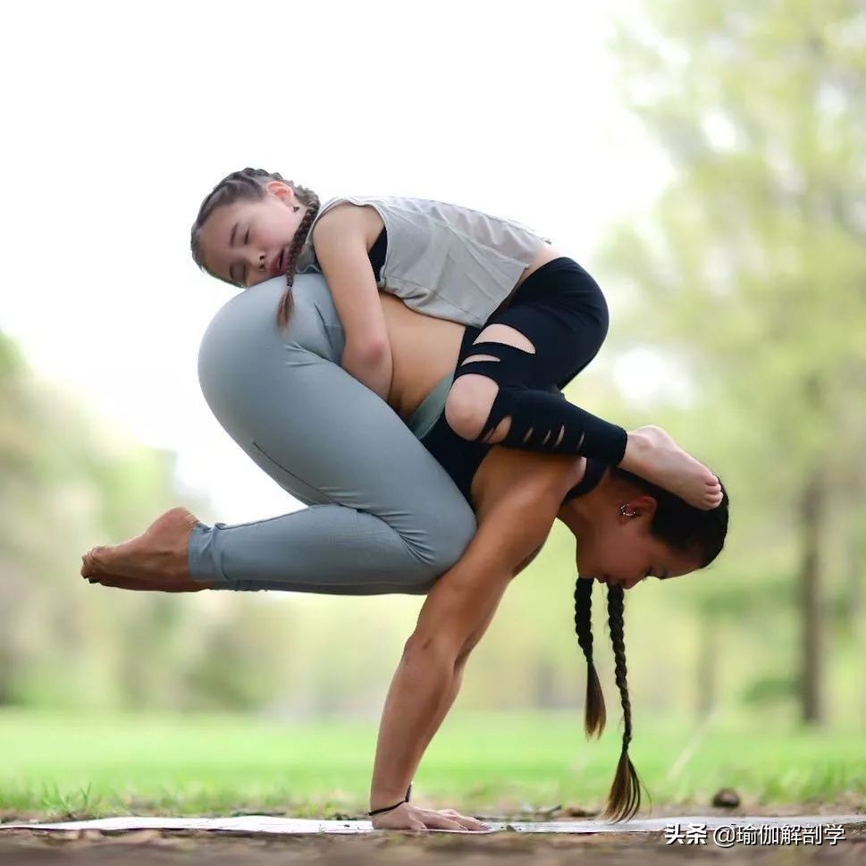 跟妈妈一起练瑜伽的女孩长大了,妈妈教女儿一起练瑜伽