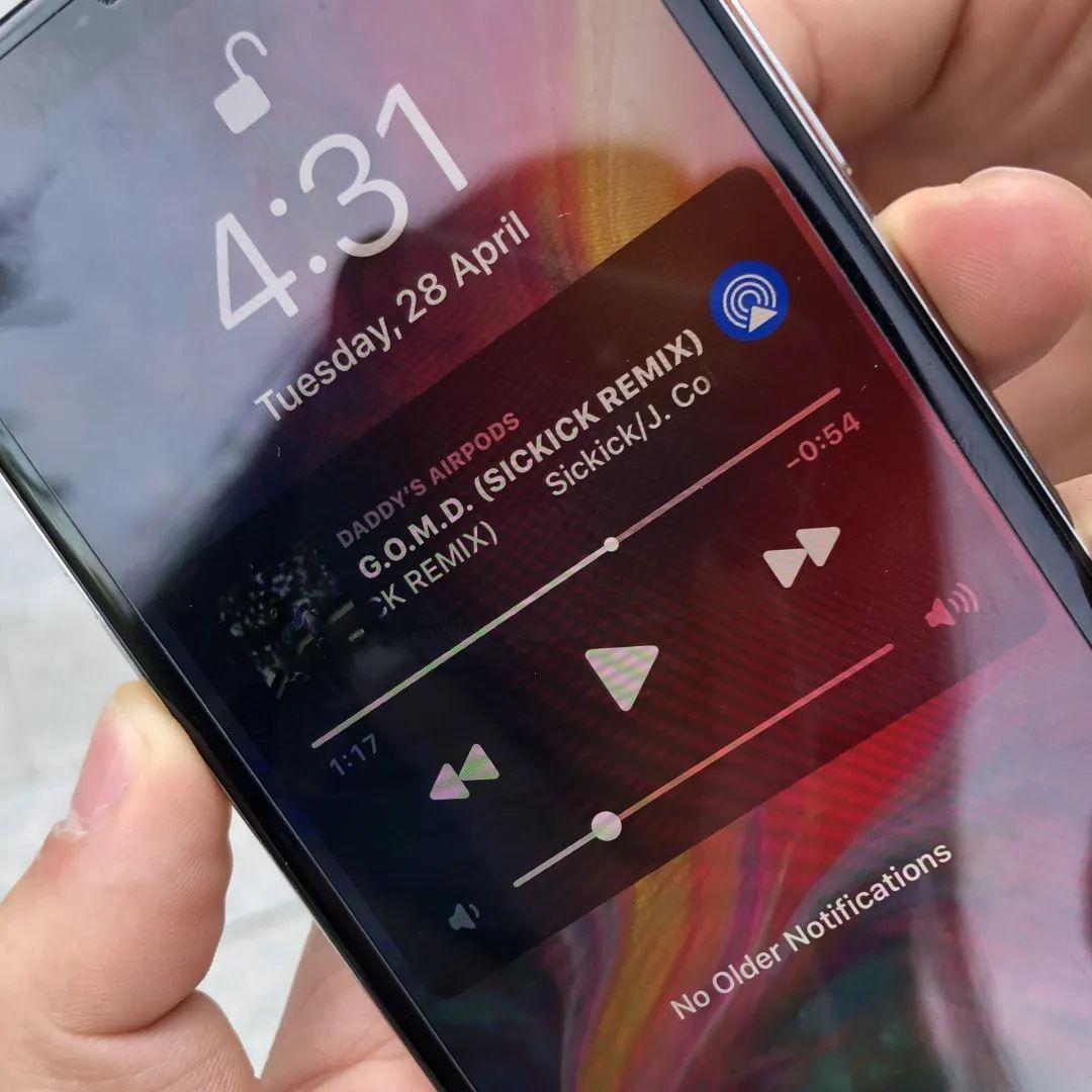 太古里的年轻人耳机在放什么？