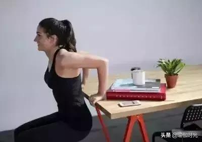 办公室站着练臀瑜伽体式,久坐不动如何瘦屁股