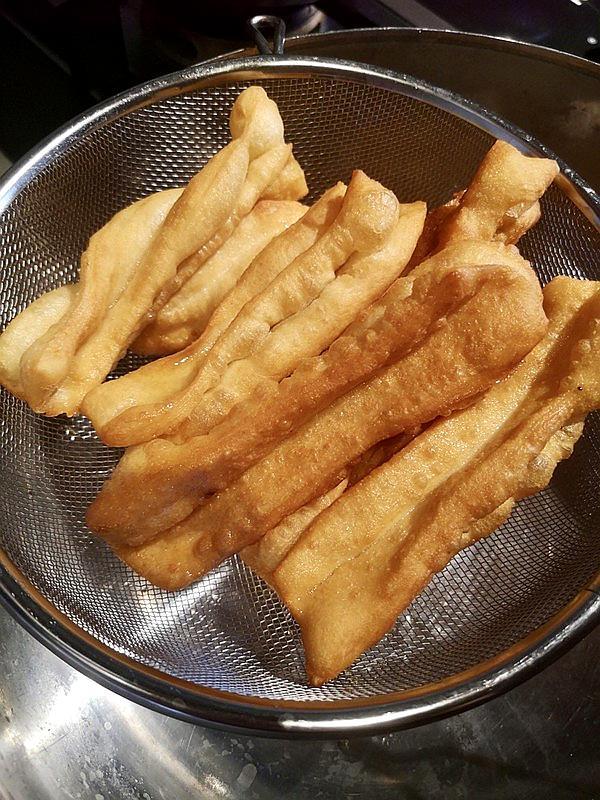 炸油条教程和配方无膨松剂,油条专用面粉炸油条的方法