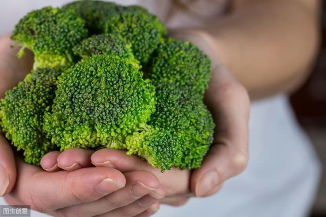 补钙只会喝牛奶它才是天然钙库,补钙喝低脂牛奶还是高钙奶