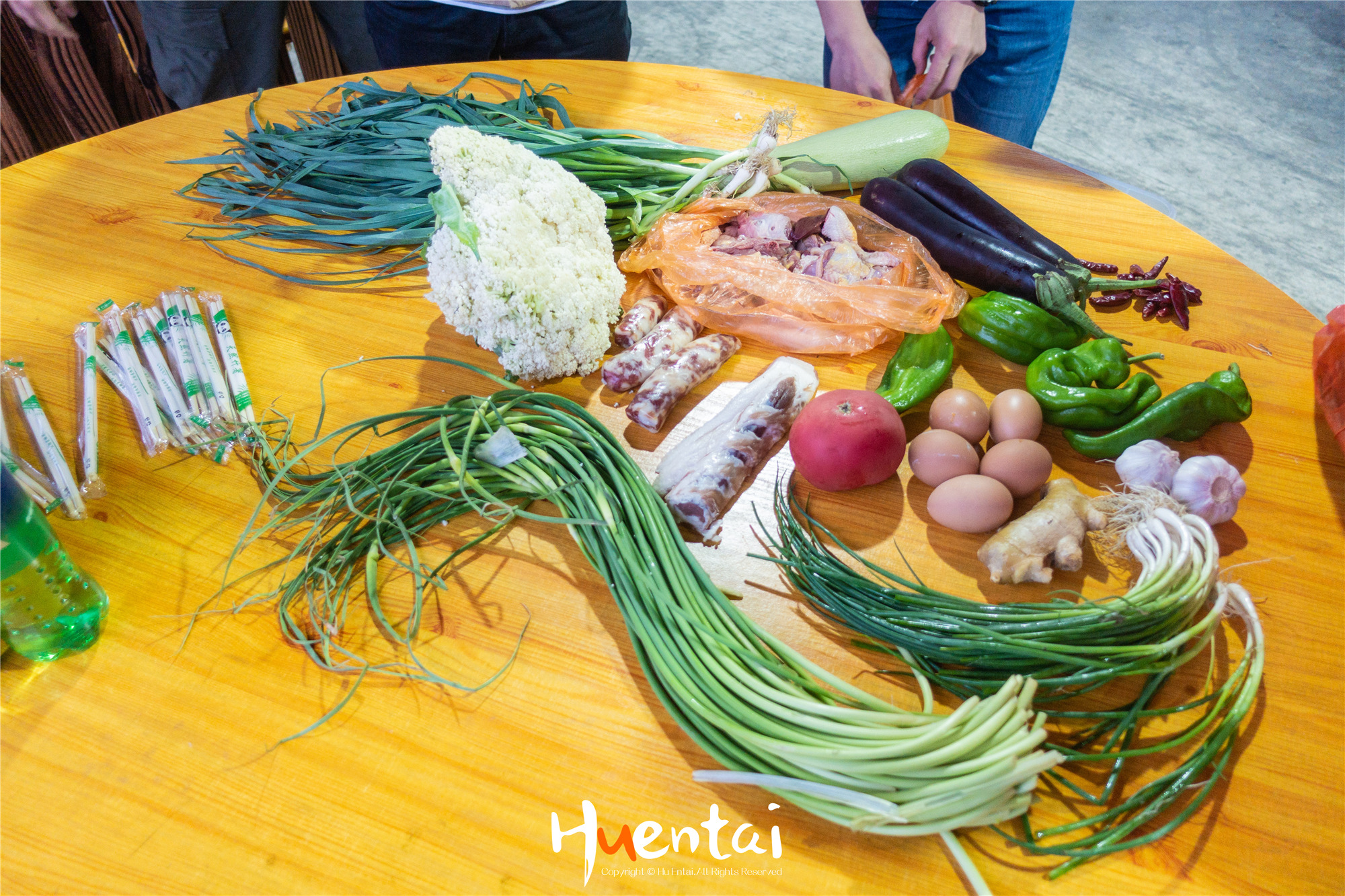 住星空帐篷吃土灶饭，看孔雀开屏，这个520就要来点不一样