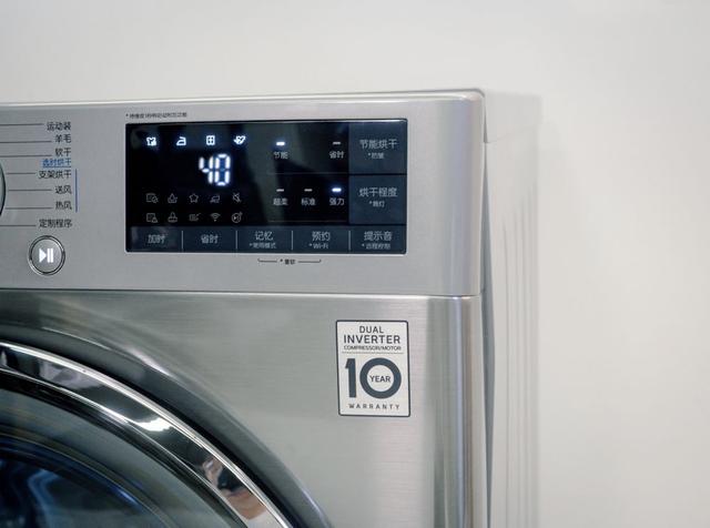 阴雨天衣服晾不干发馊要重洗吗,下雨天如何让自己的衣物快速烘干