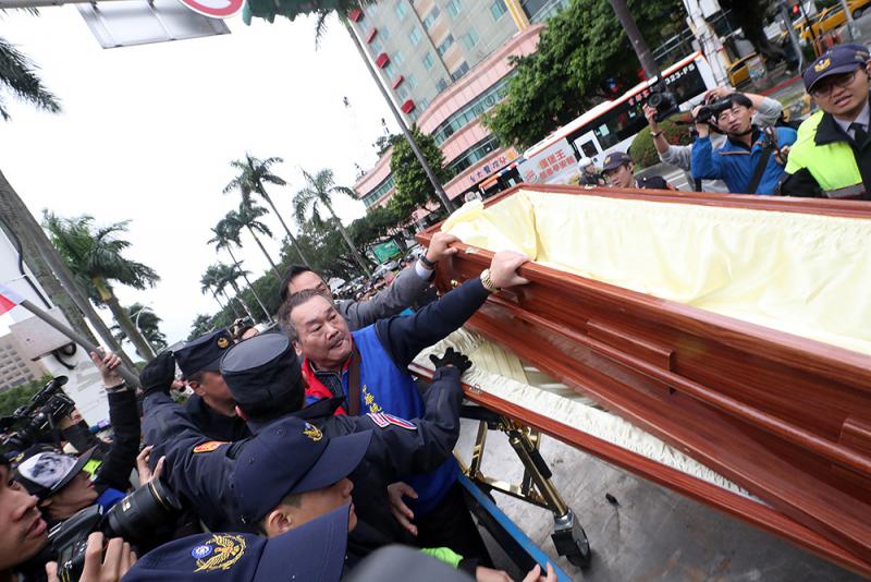 东南评论:卖力打“战争牌”,*进党民**当局在末路狂奔,政治算计不敌主流*意民**,台湾网友骂翻