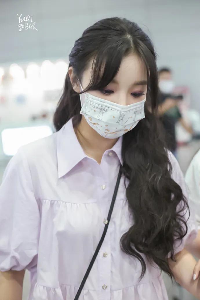 宋雨琦机场饭拍，身穿可爱的娃娃裙，妥妥的人间小仙女