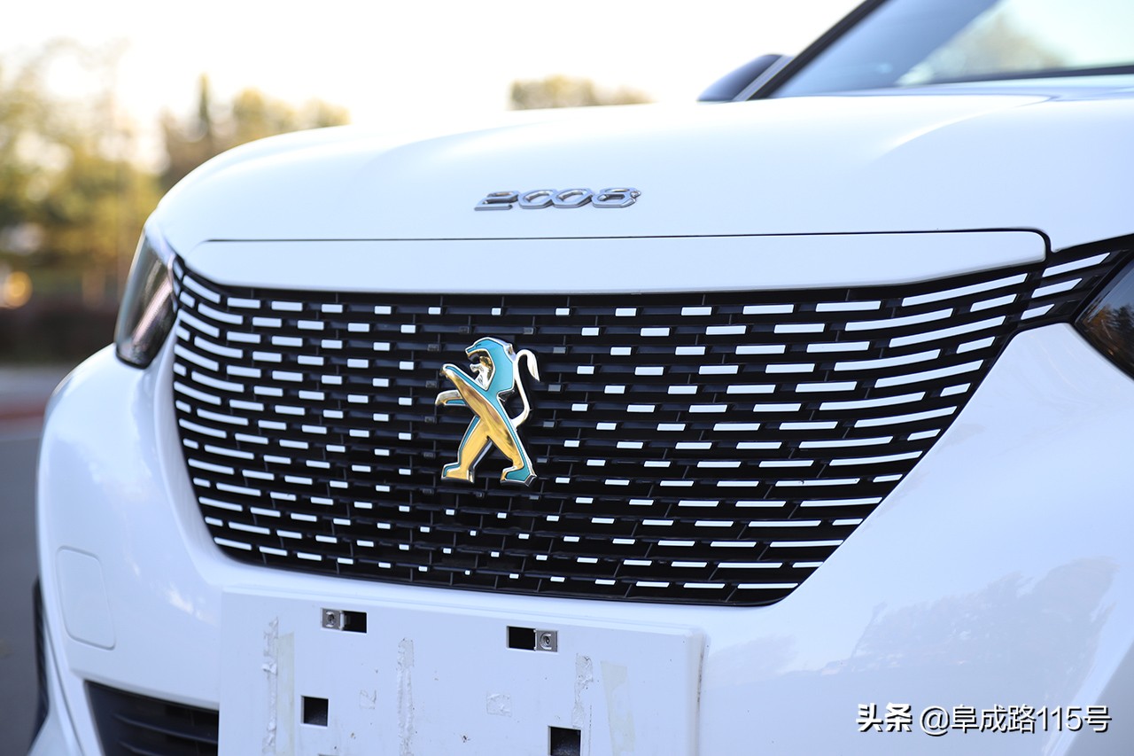 奶帅的面孔，裸眼3D的内容，一身名牌的e2008缺点究竟在哪