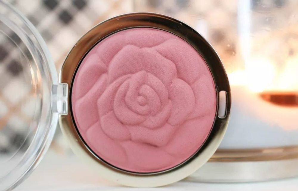 没有烈焰红唇照样slay全场，她的裸色口红真厉害