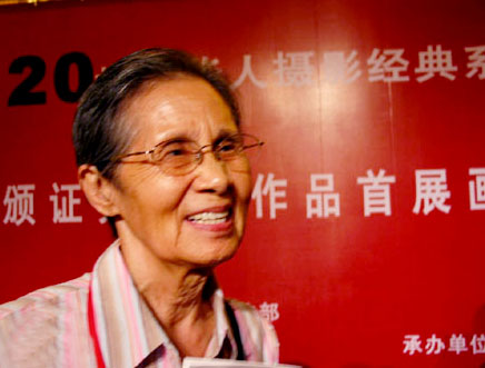 她和毛主席合影主席说：“女同志是半边天，要站在中间”