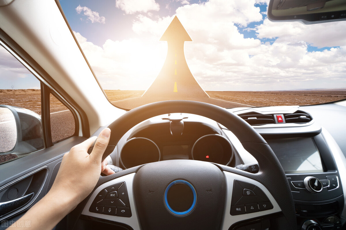 一听“赛道”两字,年轻人精神为之一振,买到了心仪的家庭轿车