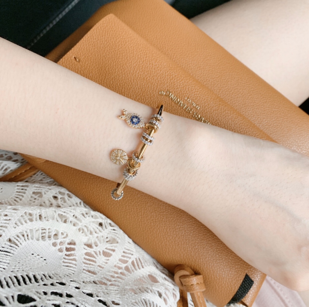 选择正确的配饰让你的气质提升起来